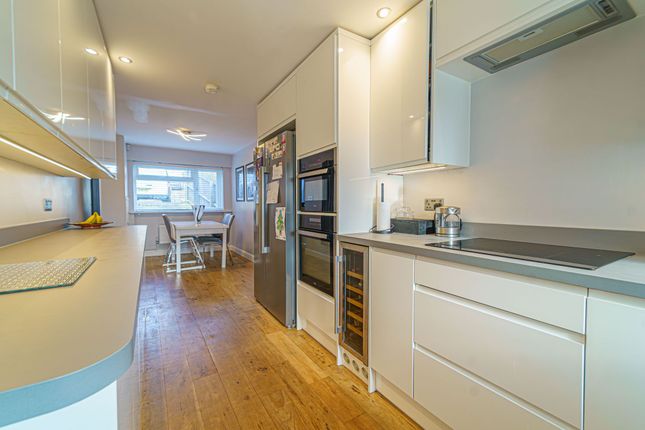 16 Walnut Drive, Newport photo 4