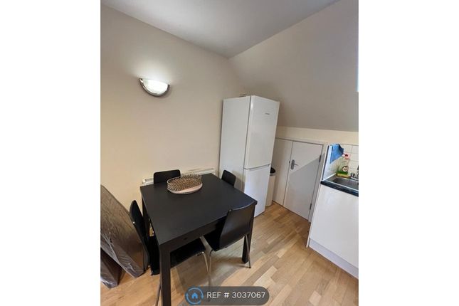 Flat, Moneyhill Parade, Rickmansworth photo 2