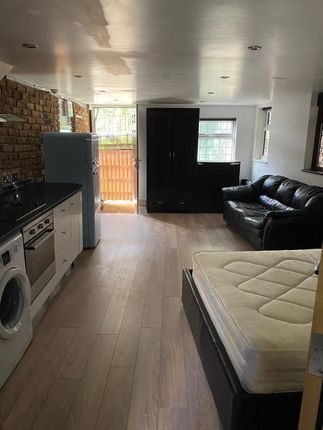 Studio R/O Monks Rest, Hillside Road, Pinner photo 5