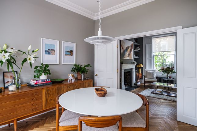 End terrace house for sale in Southgate Road, London