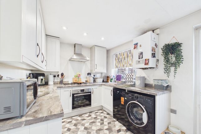 14 Silbury Close, Reading photo 3