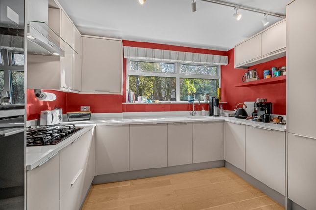 39, Chester Close South, London photo 3