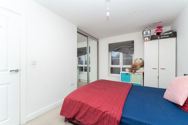 Flat for sale in Kings Reach, Slough