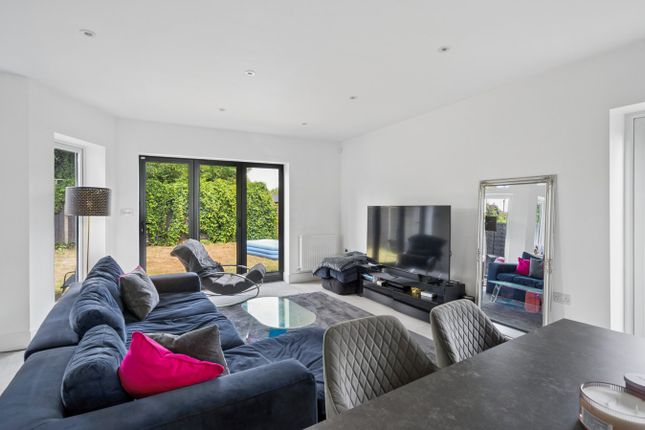 4, Trewarden Row, Iver photo 2