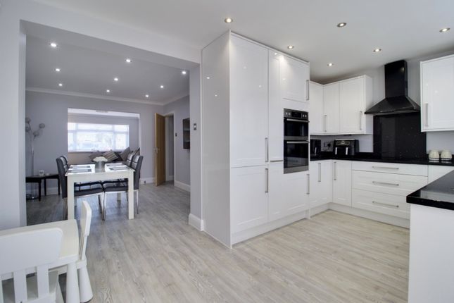 166, Lancaster Drive, Hornchurch photo 2