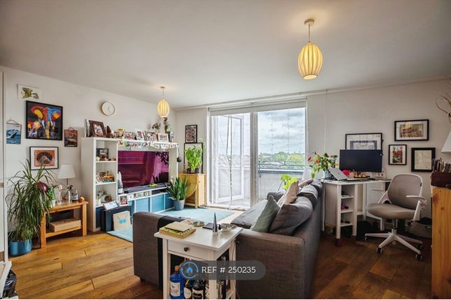 Flat, Howarth House Pelton Road, London photo 4