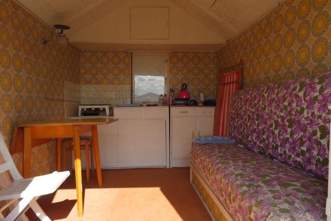 beach hut 522, Victoria Esplanade, Colchester photo 4