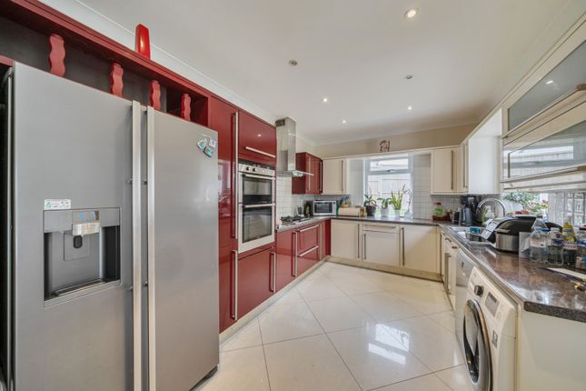 23, Whitegate Gardens, Harrow photo 4