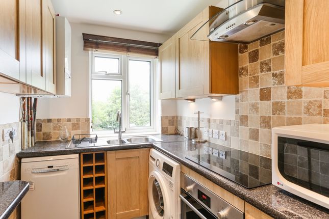 Flat to rent in Summerland Gardens, London