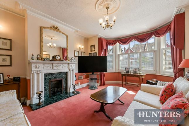 7, Thornbury Avenue, Isleworth photo 4