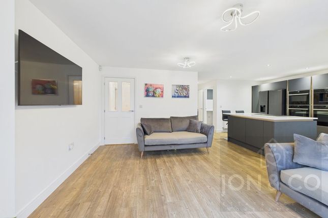 7, Willow Tree Way, Northampton photo 3