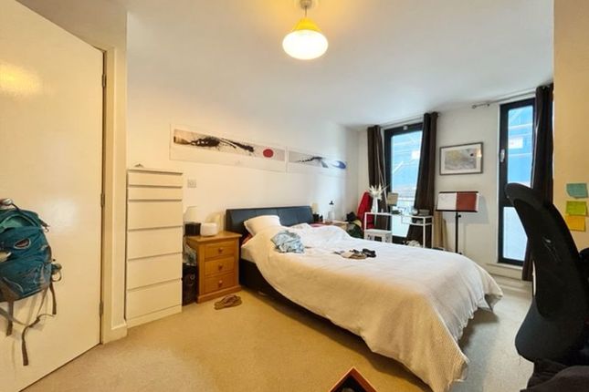 Flat 9,130, Webber Street, London photo 4