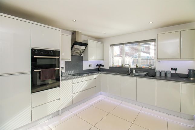 3, Elder Way, Barnsley photo 2