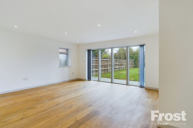 54, Denham Way, Uxbridge photo 2