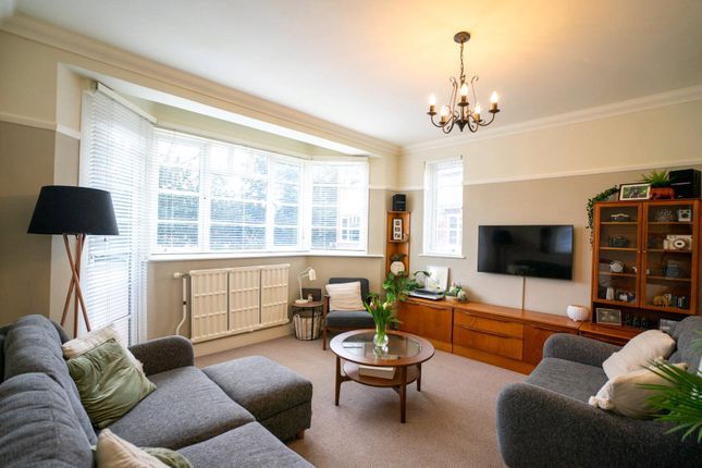 Flat for sale in Knighton Court, Knighton Park Road, Clarendon Park, Leicester