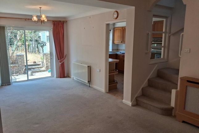 18, Parkfield Crescent, Feltham photo 2