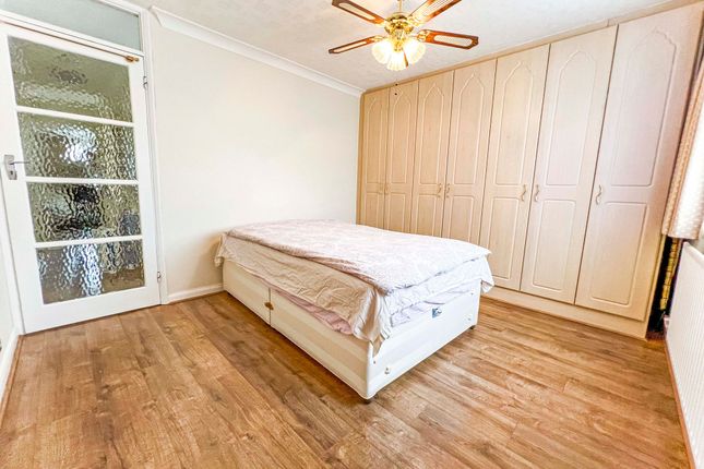 3f Carlton Avenue, Harrow photo 3