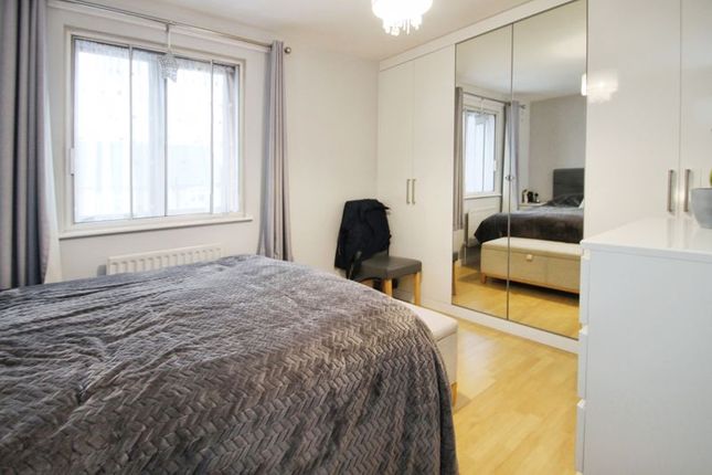 Flat for sale in Hollydale Close, Northolt