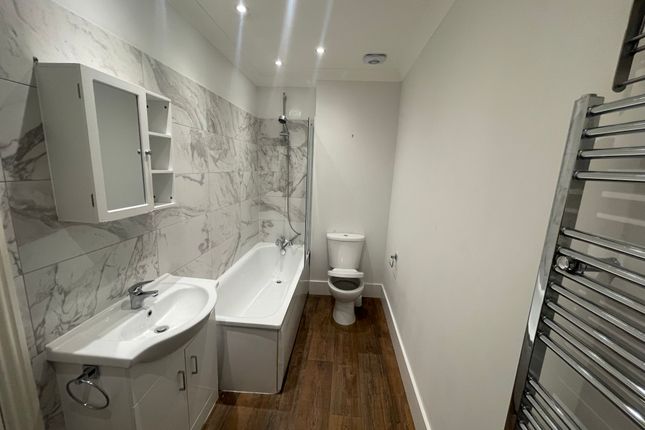 Flat 1 (A) 746, High Road, LONDON photo 2