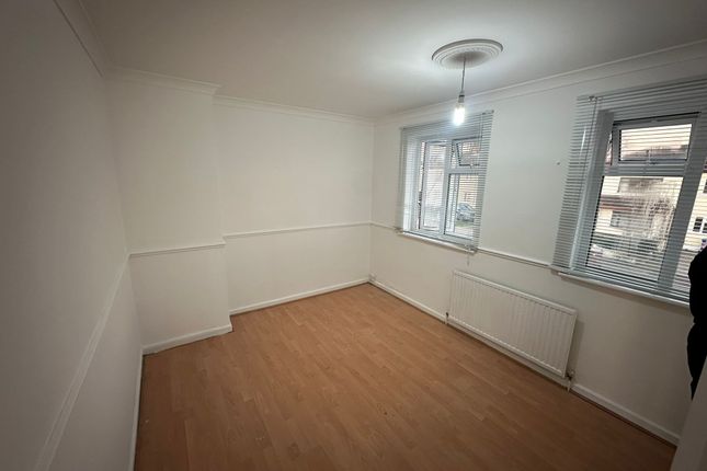 9 Moore Avenue, Moore Avenue, Grays photo 4