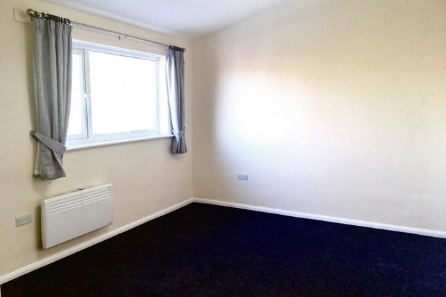 32A, The Parade, Reading Road, Yateley photo 3
