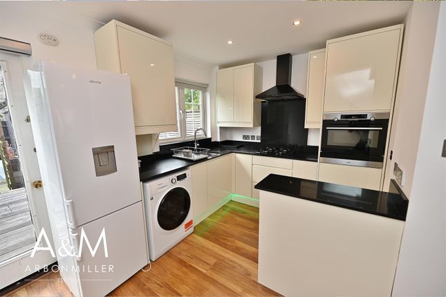 28, Sapphire Close, Dagenham photo 4
