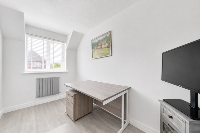 25, Lulworth Crescent, Mitcham photo 4