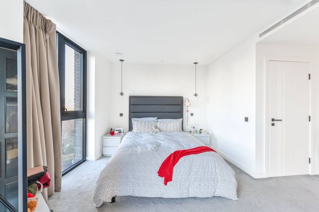 Flat for sale in Emery Way, Wapping, London