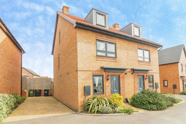 3-bed semi-detached on 220, Briggington Way, Leighton Buzzard, £375,000