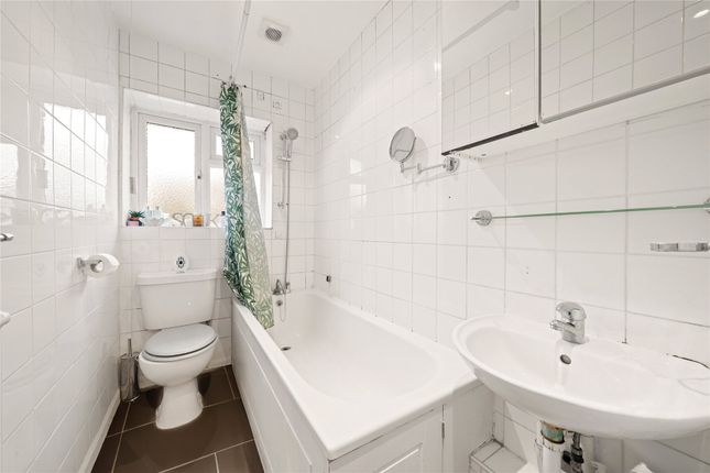 Maisonette for sale in The Broadway, Hampton Court Way, Thames Ditton, Surrey