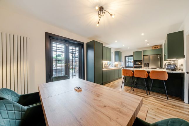 40, Fairfield Grove, London photo 3