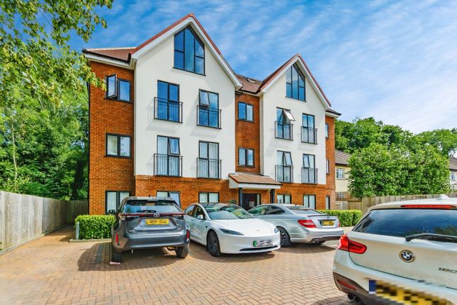 2-bed flat on Flat 5 Bens Court, 195, Brighton Road, Surrey, £400,000