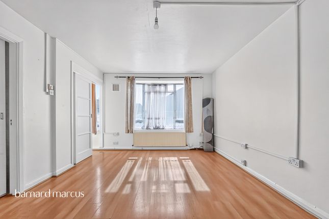 8, Fairfield Close, London photo 3