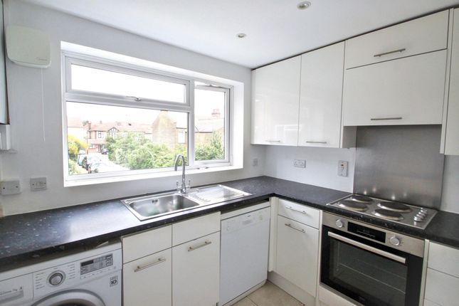 15 Blenheim Court, Woodford Green photo 2