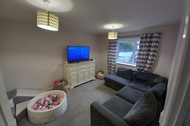 2c, Emmott Close, Heywood photo 3