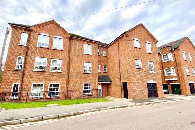 Flat to rent in Hunters Wharf, Katesgrove Lane, Reading, Berkshire