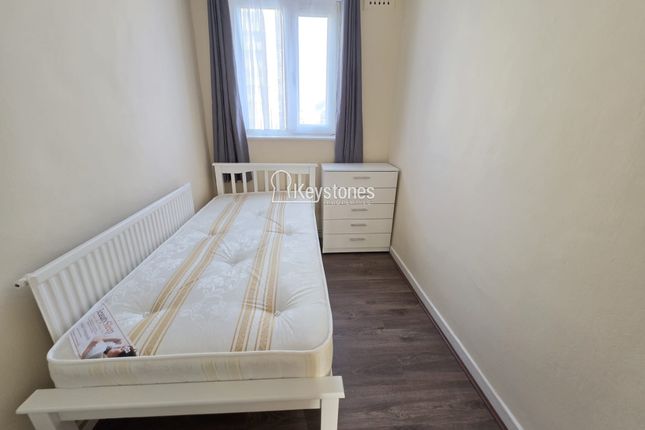 14 Thornaby House (Room 2), Canrobert Street, London photo 4