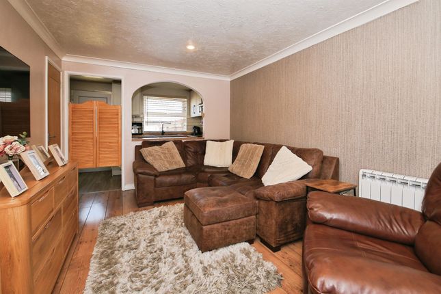 13, Godwit Close, Peterborough photo 4