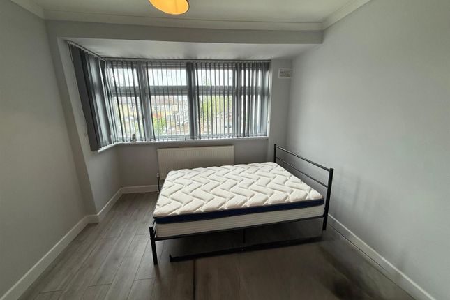 80, St. Josephs Drive, Southall photo 5