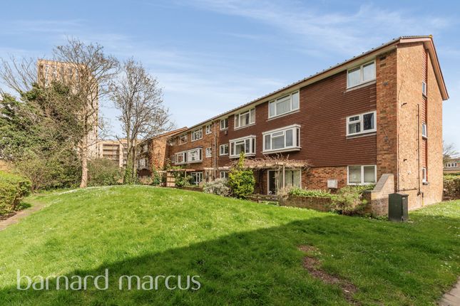 Thumbnail Flat for sale in Garrick Crescent, Croydon