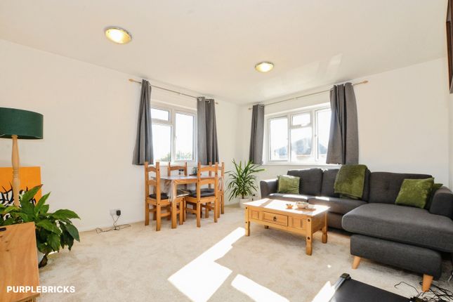 Cambridge Close, London photo 2