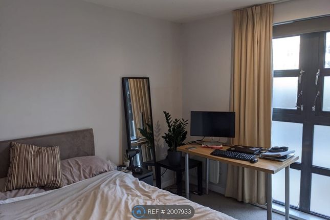 Flat to rent in Baylis Road, London