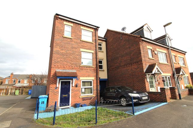 Thumbnail Town house for sale in Pippin Close, Misterton, Doncaster, Nottinghamshire