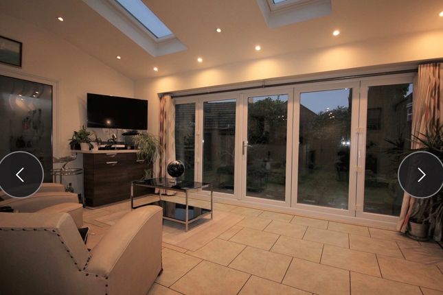 19, Blake Crescent, Swindon photo 5