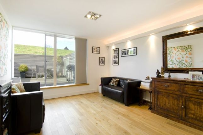 2 Bridgepoint Place, Hornsey Lane, London photo 4