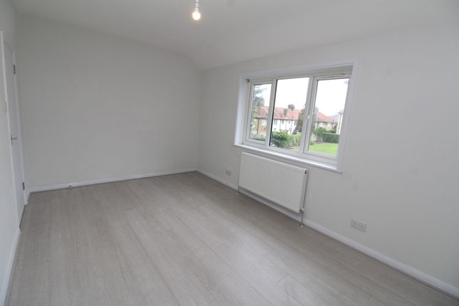 21, Merlin Gardens, Bromley photo 5