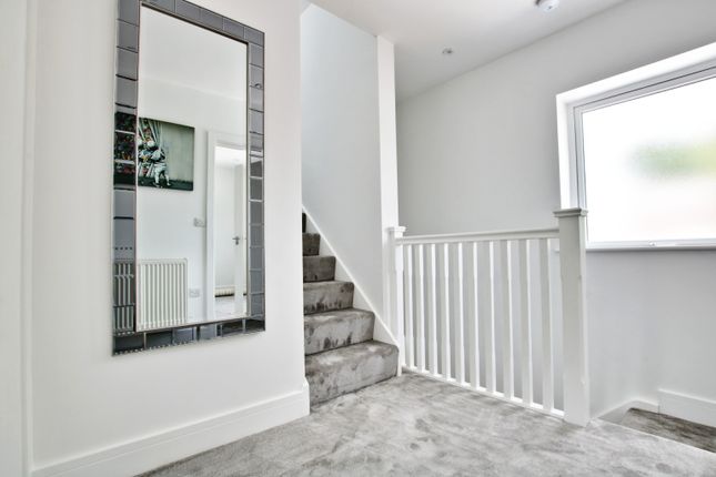 4, Almond Way, Bromley photo 5