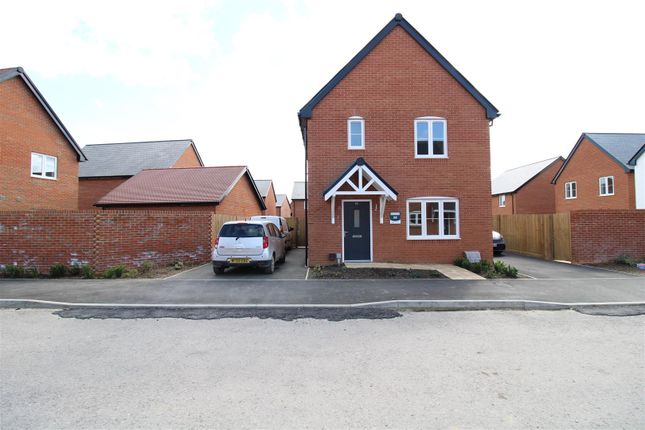 Detached house to rent in Avon Road, Curbridge