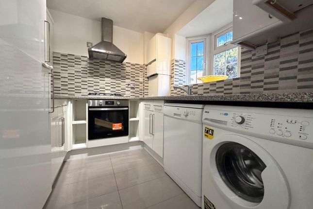 122, Firs Avenue, London photo 3