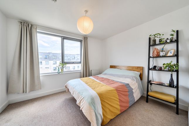 Flat 32, Woodrow Court, 69, Camberwell Station Road, London photo 2